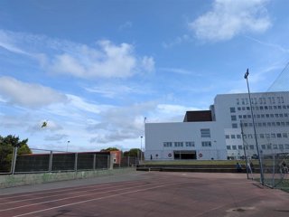 Un helicóptero del SEPA llegando al Hospital San Agustín de Avilés con una mujer herida