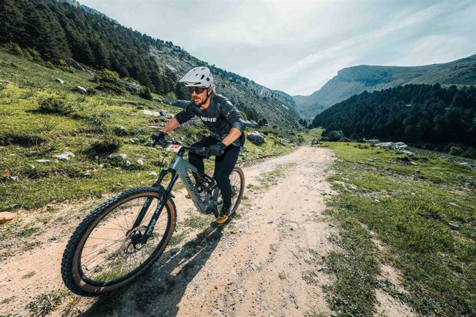 Uno de los participantes en la primera jornada del Villanúa Bike Festival que se celebra este fin de semana en Villanúa.