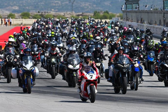 Carlos Checa seguido por cientos de moteros en el circuito aragonés de Motorland.
