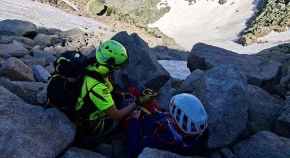 Rescatan a dos montañeros heridos tras una caída en el pico Almanzor (Ávila)