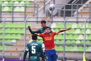 Futbol, Santiago Wanderers vs Union Espanola Fecha 14, Liga de Ascenso 2026, El jugador de Union Espanola, Milovan Celis,  derecha, disputa el balon contra Pedro Navarro de Santiago Wanderers, durante un partido de la Liga de Ascenso,  disputado en el