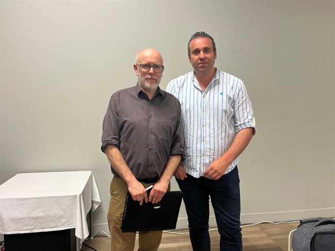 El presidente de la comisión de fiestas de Matamá, Cristian González, y el representante jurídico de la entidad, Xabier Alonso, en la reunión informativa para impulsar una federación autonómica, a 30 de mayo de 2026.