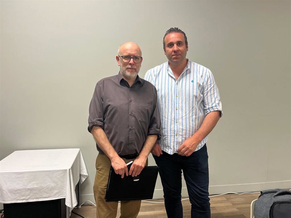 El presidente de la comisión de fiestas de Matamá, Cristian González, y el representante jurídico de la entidad, Xabier Alonso, en la reunión informativa para impulsar una federación autonómica, a 30 de mayo de 2026.