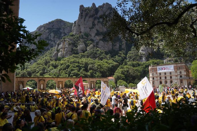Docents durant una concentració a Montserrat divendres