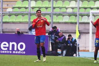 Futbol, Santiago Wanderers vs Union Espanola Fecha 14, Liga de Ascenso 2026, El jugador de Union Espanola, Andres Vilches celebra tras marcar un gol contra Santiago Wanderers, durante un partido de la Liga de Ascenso, disputado en el estadio Elias