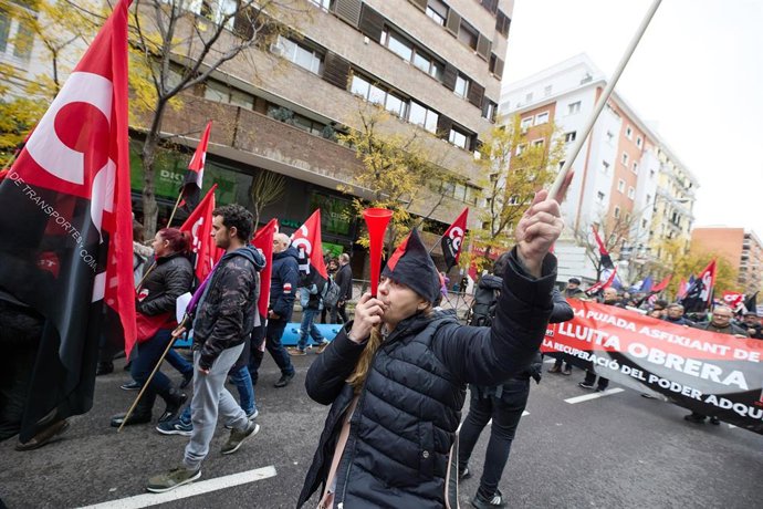 Archivo - Un grupo de personas con banderas de la CGT en la manifestación convocada por seis Federaciones de Industrias de CGT, a 17 de diciembre, en Madrid (España).
