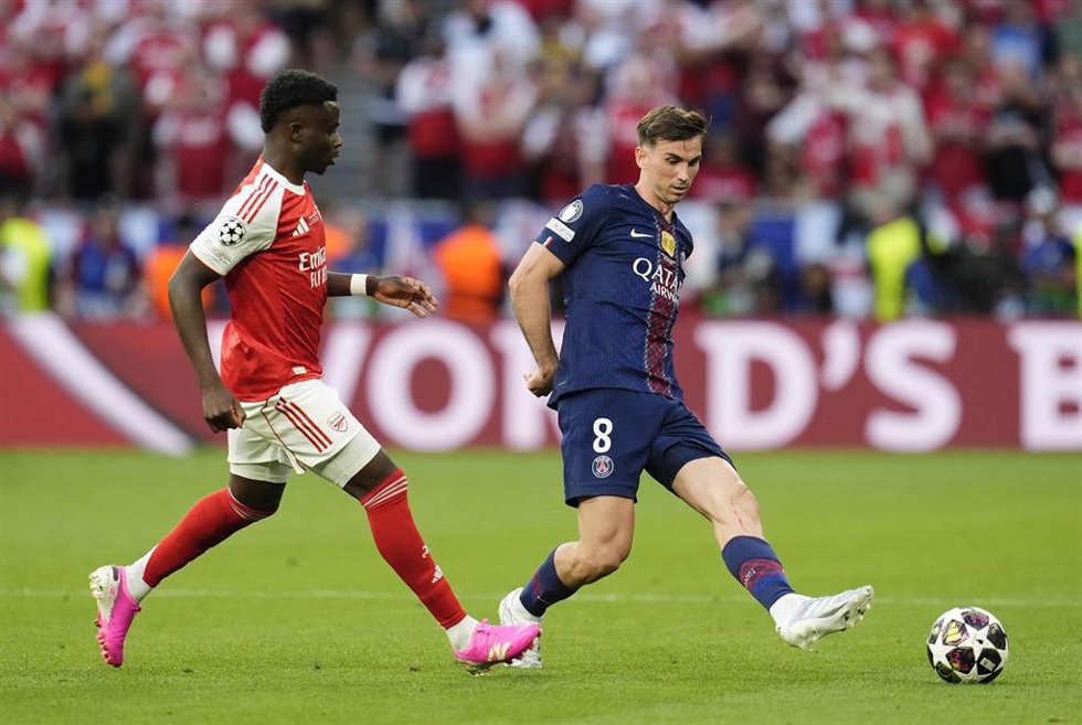 30 May 2026, Hungary, Budapest: Arsenal's Bukayo Saka (L) and Paris Saint-Germain's Fabian Ruiz battle for the ball during the UEFA Champions League final soccer match between Paris Saint Germain and Arsenal at the Puskas Arena. Photo: Nick Potts/PA Wire/