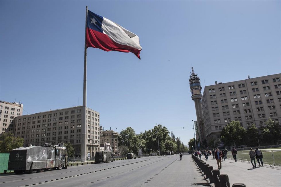 Archivo - Bandera chilena en Santiago de Chile, capital del país