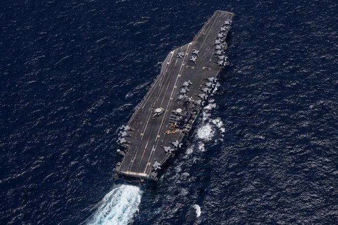 12 de maio de 2026, Mar Arábico, águas internacionais: O porta-aviões da classe Nimitz da Marinha dos EUA, USS George H. W. Bush, operando em apoio à Operação Epic Fury e ao bloqueio naval do Irã, em 3 de maio de 2025, no Mar Arábico. Imagem: 1098350682, 