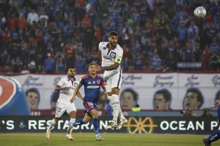 Futbol, Universidad de Chile vs Deportes Concepcion. Fecha 14, Liga de Primera 2026. El jugador de Deportes Concepcion Joaquin Larrivey,  derecha, disputa el balon con Charles Aranguiz de Universidad de Chile durante el partido de la Liga de Primera