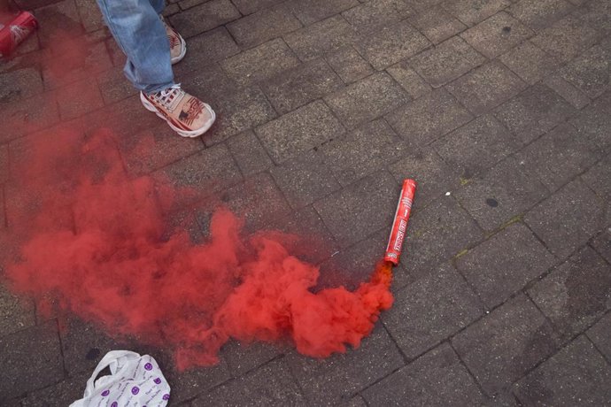 30 de maio de 2026, Londres, Inglaterra, Reino Unido: Um sinalizador de fumaça é lançado no chão enquanto torcedores do Arsenal se reúnem do lado de fora do Emirates Stadium antes da final da Liga dos Campeões contra o Paris Saint-Germain, que será disput