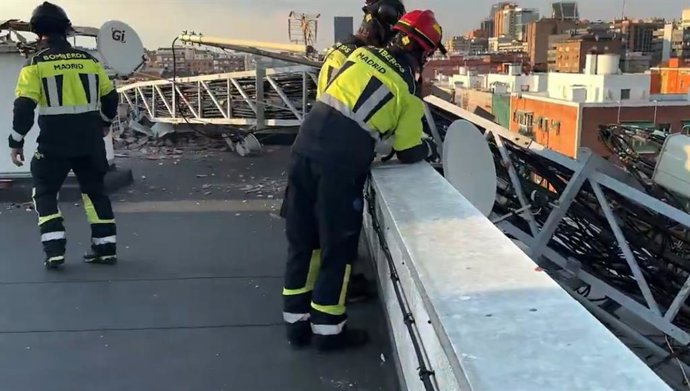 Bomberos de Madrid retiran una antena de telefonía que ha caído sobre la cubierta de un edificio