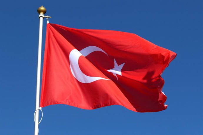 Archivo - April 2, 2026, Saint Petersburg, Russia: The national flag of the The Republic of Turkey, fluttering in the wind on a flagpole in Saint Petersburg.