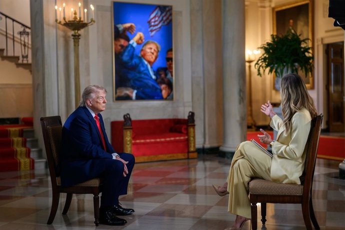 O presidente dos Estados Unidos, Donald J. Trump, senta-se com Lara Lea Trump para uma entrevista exclusiva à Fox News