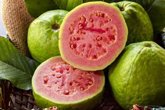 Foto: Ni naranja ni limón: la guayaba tiene 4 veces más vitamina C y la ciencia la avala contra la anemia
