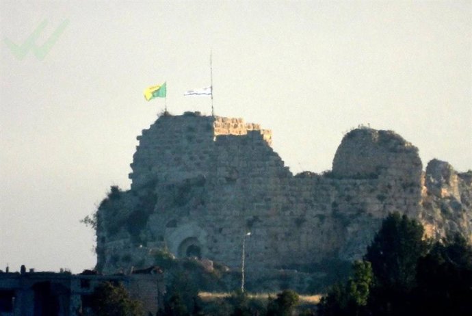 A bandeira israelense hasteia sobre o castelo cruzado de Beaufort, no sul do Líbano