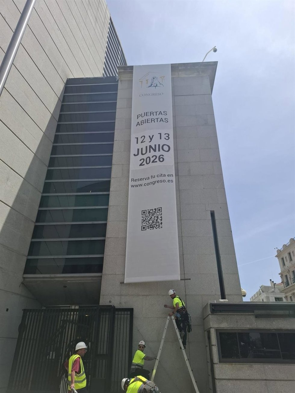 Colocación del cartel de las próximas Jornada de Puertas Abiertas en el Congreso