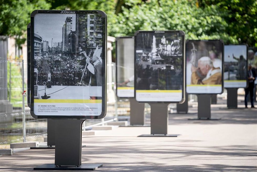 El alcalde de Madrid, José Luis Martínez-Almeida, durante el acto oficial de inauguración de la muestra al aire libre instalada en el paseo de Recoletos, a 25 de mayo de 2026, en Madrid (España). Esta iniciativa cultural e institucional forma parte del pr