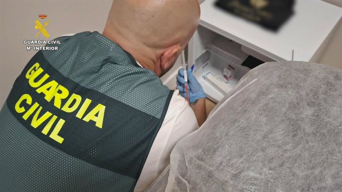 Entre los implicados hay tanto personas sin formación sanitaria como profesionales colegiados que, presuntamente, realizaban Tratamientos utilizando productos ilegales en centros no autorizados.