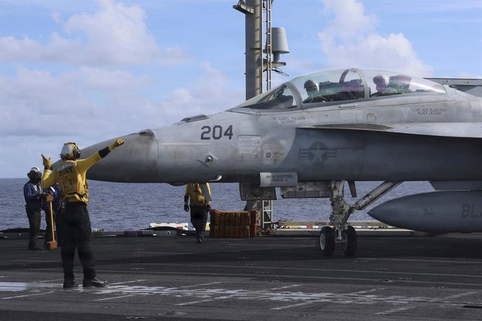 Archivo - Arquivo - 22 de novembro de 2025, Mar do Caribe, Águas Internacionais: Marinheiros da Marinha dos EUA orientam um caça F/A-18F Super Hornet, pertencente aos Blacklions do Esquadrão de Caças de Ataque 213, para que se posicione no convés de voo d