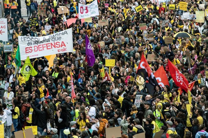 Archivo - Arxivo - Desenes de persones durant una concentració de professors en vaga convocada per Ustec·Stes, Aspepc·Sps, CGT Ensenyament i La Intersindical, a 19 de març de 2026, a Girona, Catalunya (Espanya). 
