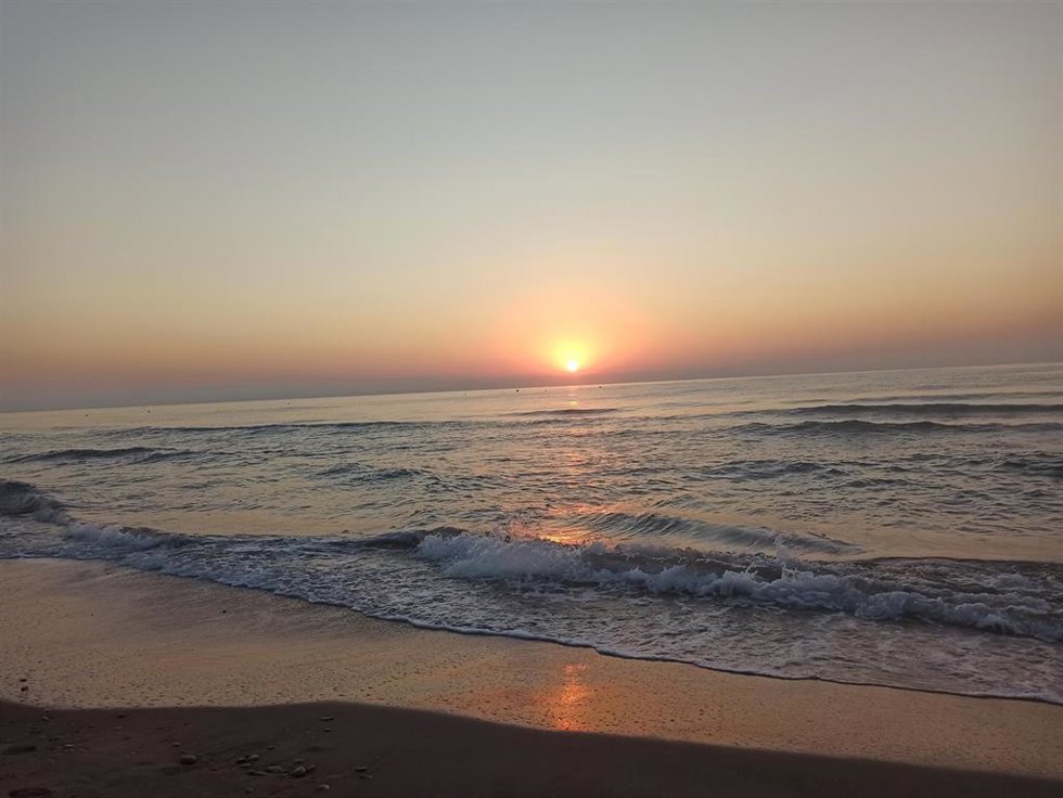 Archivo - Imagen de un amanecer en una playa de la Comunitat Valenciana con cielo despejado. 