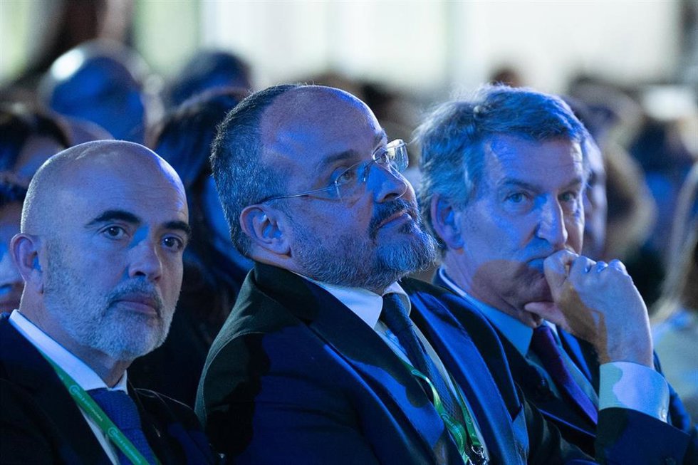 Archivo - El presidente del Partido Popular, Alberto Núñez Feijóo, y El presidente del PP de Cataluña, Alejandro Fernández, durante a la 40 Reunió Cercle d'Economia, en el Palau de Congresos de Cataluña, a 6 de mayo de 2025, en Madrid (España). 
