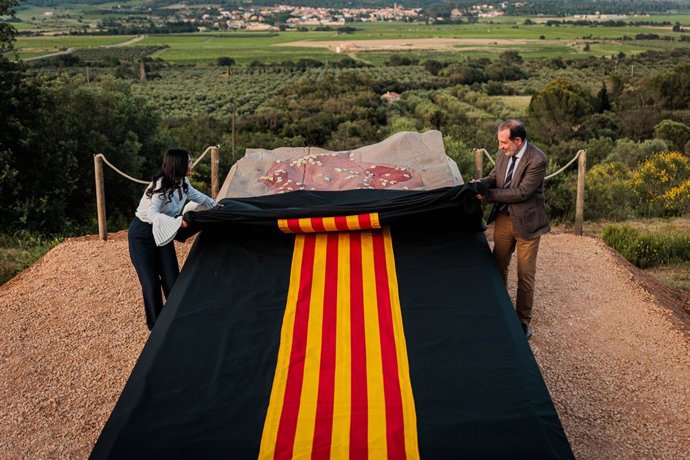 El conseller de Memòria Democràtica, Ramon Espadaler, i l'alcaldessa de Garriguella (Girona), Raquel Sales, durant l'acte.