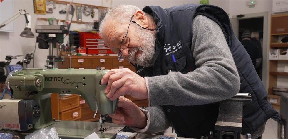 Uno de los voluntarios de la asociación El Taller.