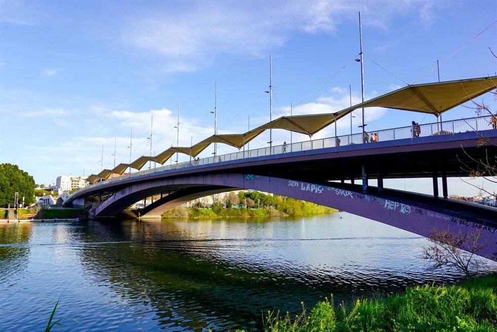 Archivo - Vista de los toldos del Puente del Cachorro de Sevilla. A 26 de febrero de 2026, en Sevilla (Andalucía, España). 