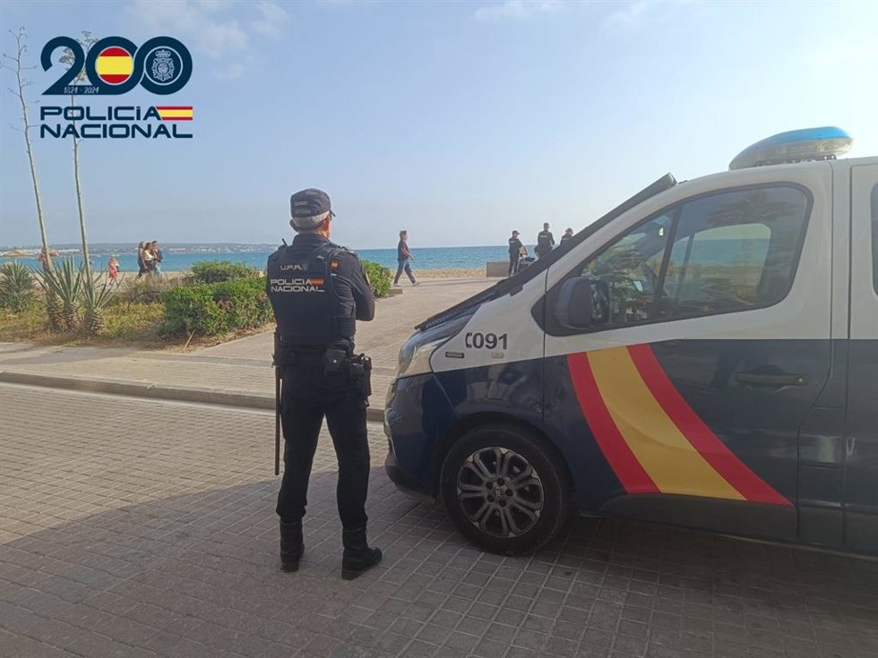 Un agente de la Policía Nacional en Playa de Palma.
