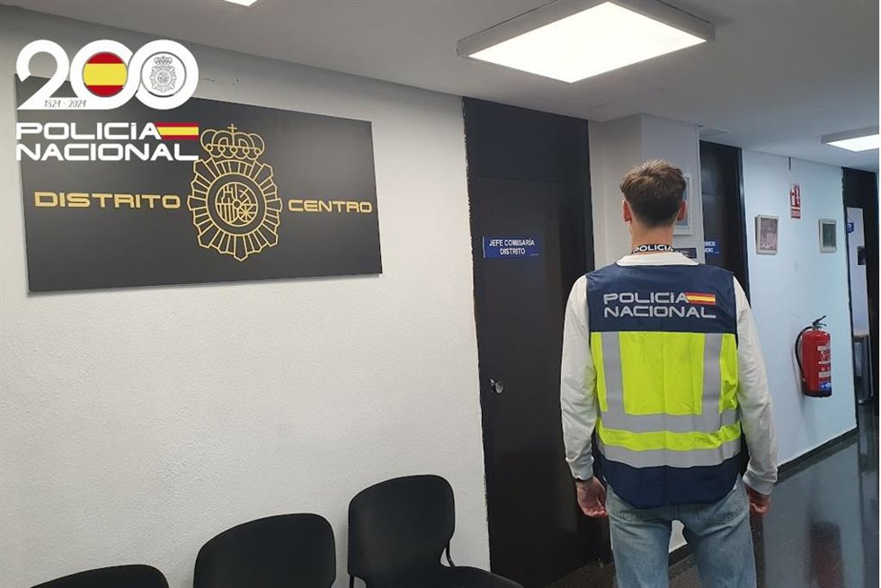 Agente de la Policía Nacional en la Comisaría del Distrito Centro.