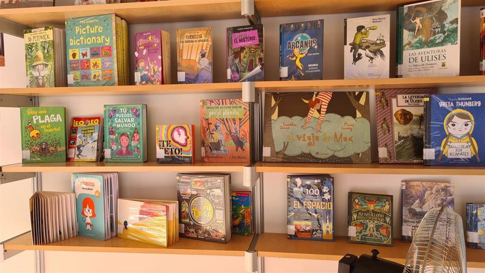 Archivo - Una estantería llena de libros.