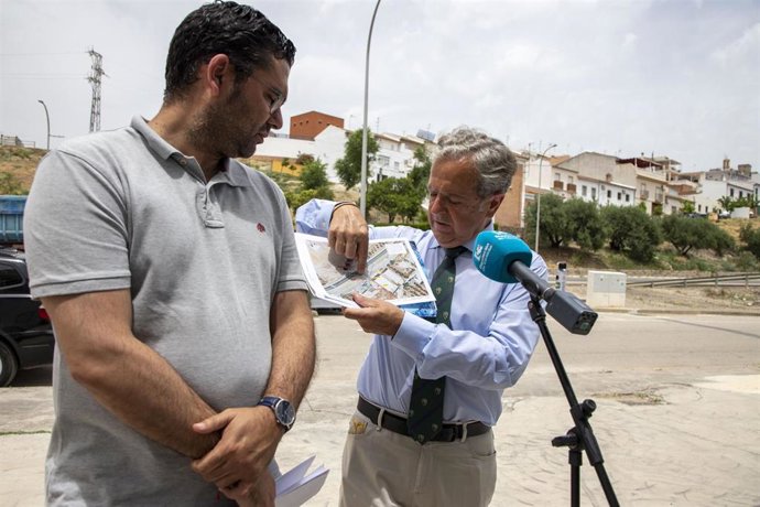 Archivo - El presidente de la Diputación de Córdoba, Salvador Fuentes, visitando las obras de renovación del colector de saneamiento que atraviesa la N-432 a su paso por Espejo.