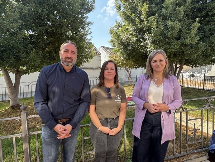 (Desde Izda.) David Bazuelo, Carmen Jiménez Y María Jesús Serrano, En El Cementerio Municipal El Año Pasado, En Una Imagen De Archivo.