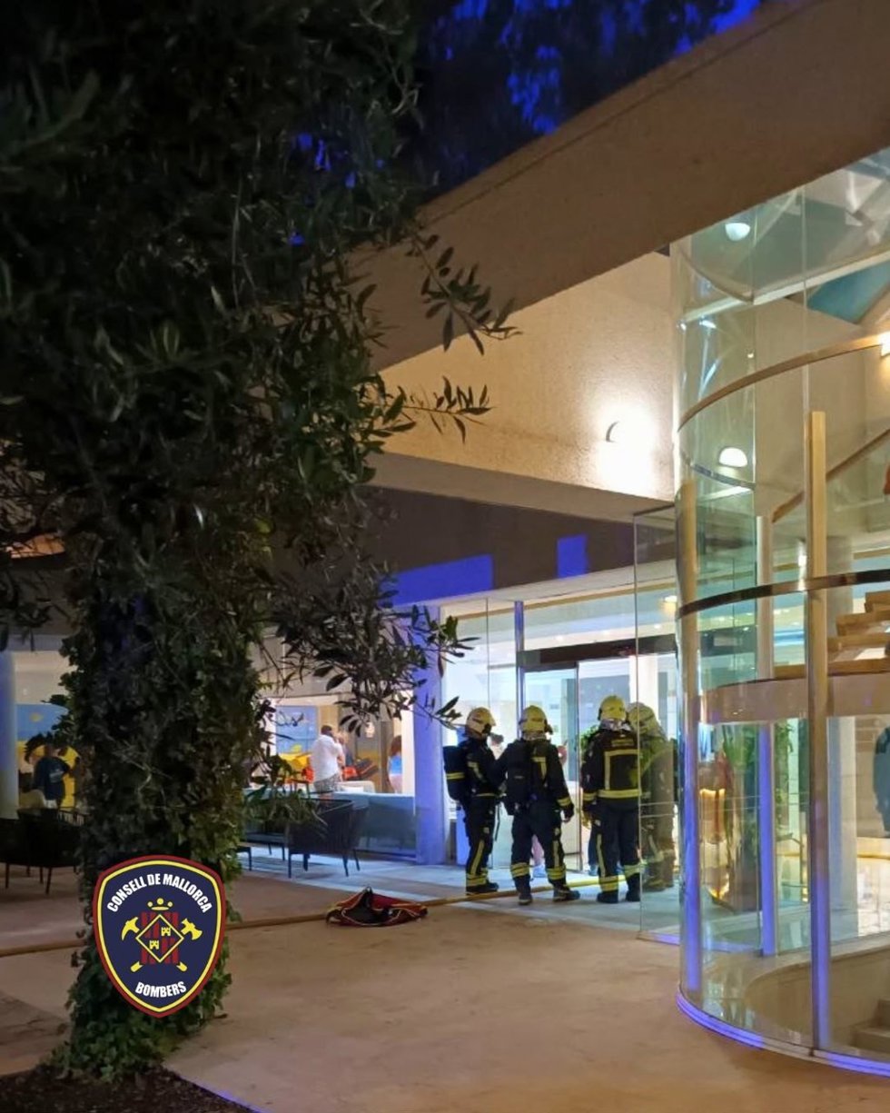 Bomberos actúan en un incendio declarado en un hotel de Can Picafort.
