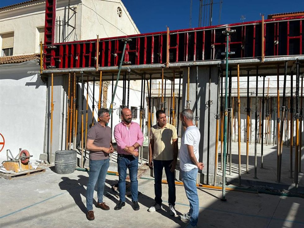 El diputado de Infraestructuras Municipales, José Luis Agea, en una visita a Pozo Alcón (Jaén).