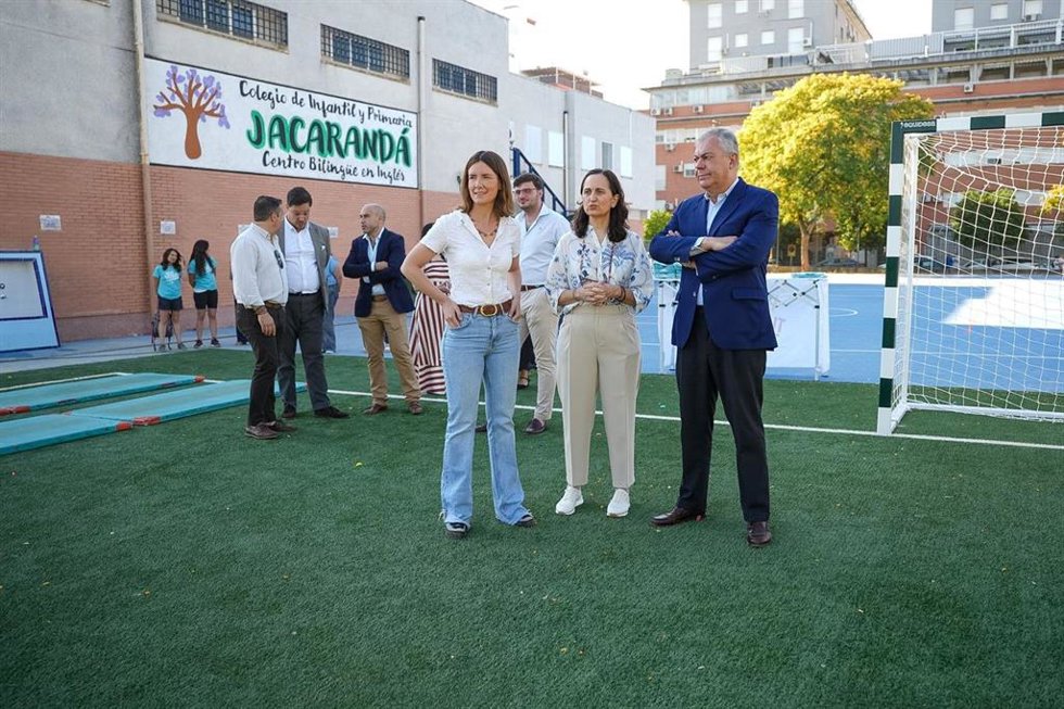 El alcalde de Sevilla, José Luis Sanz, visita el CEIP Jacarandá en Sevilla Este, para ver cómo evolucionan las obras de las pistas deportivas.