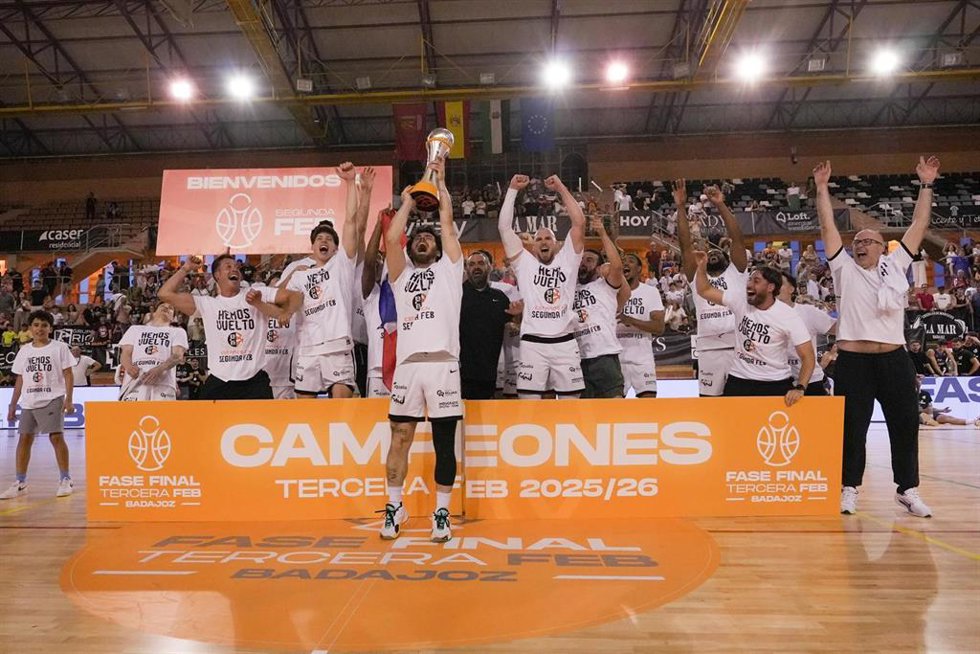 El Vítaly La Mar BCBadajoz celebra su ascenso a Segunda FEB, a 30 de mayo de 2026, en La Granadilla (Badajoz).