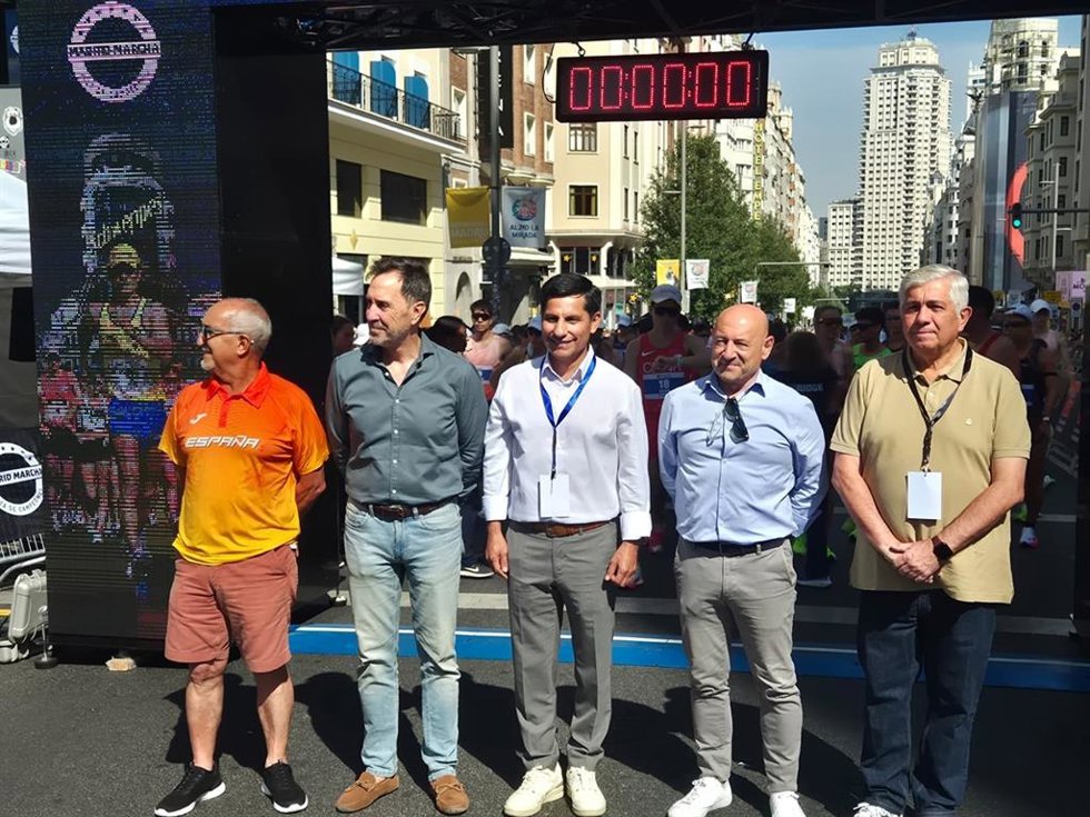 El exatleta ecuatoriano Jefferson Pérez (en el centro) antes del comienzo de la quinta edición del Gran Premio Internacional Madrid Marcha