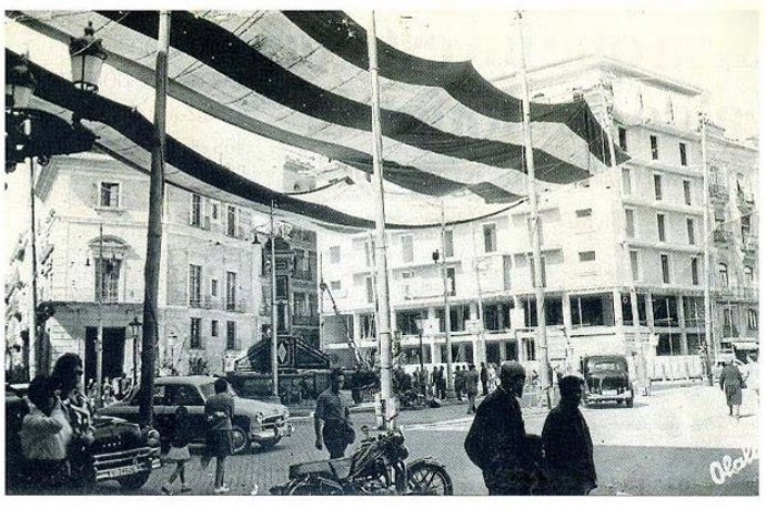 Compromís pide a la alcaldesa de València, María José Catalá, que acelere la recuperación de los toldos históricos en la plaza de la Mare de Déu. Imagen antigua de la plaza con esos toldos.