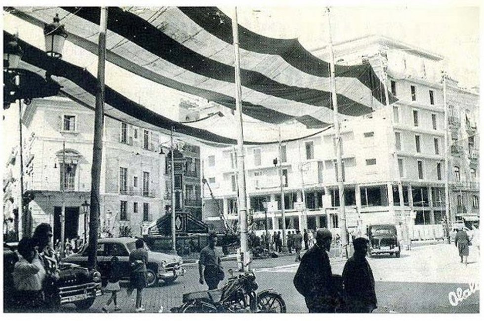 Compromís pide a la alcaldesa de València, María José Catalá, que acelere la recuperación de los toldos históricos en la plaza de la Mare de Déu. Imagen antigua de la plaza con esos toldos.
