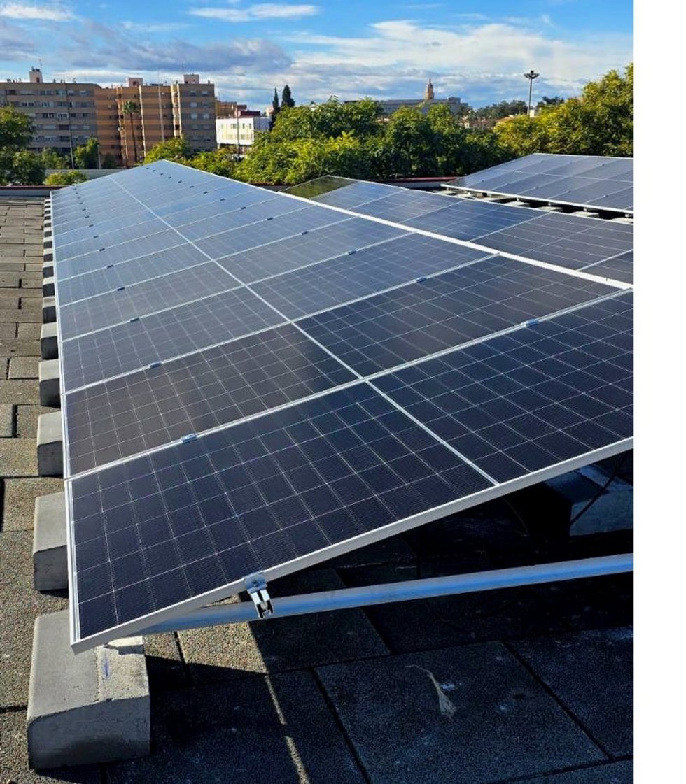 Una De Las Tres Instalaciones Fotovoltaicas Instaladas En Edificios De La Comunidad Que Van A Permitir Un Ahorro De 1,7 Millones De Euros