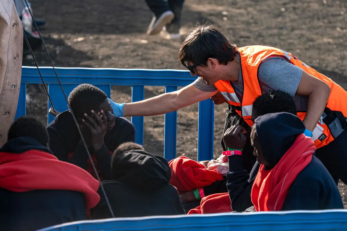 Archivo - Varios migrantes atendidos a su llegada al Centro de Acogida Temporal de Extranjeros (CATE) de San Andrés en el Hierro