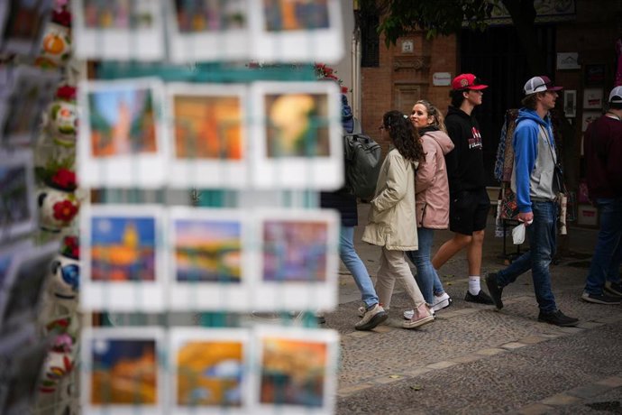 Archivo - Turistas en el centro de Sevilla, como imagen de recurso