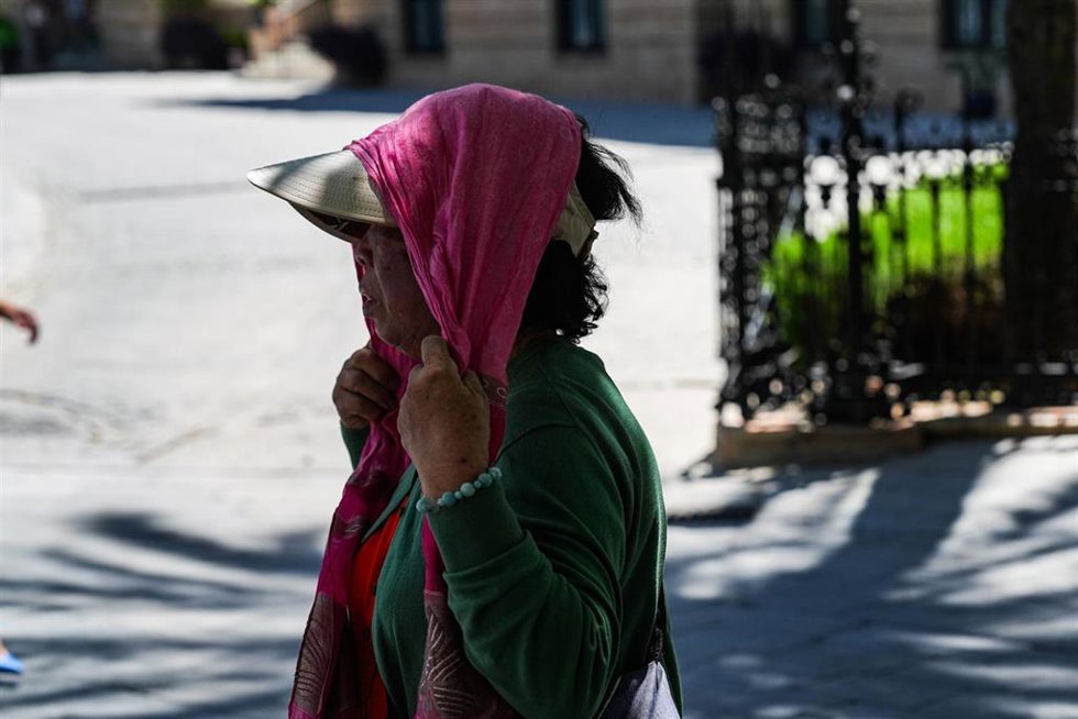 Turistas se protegen del calor