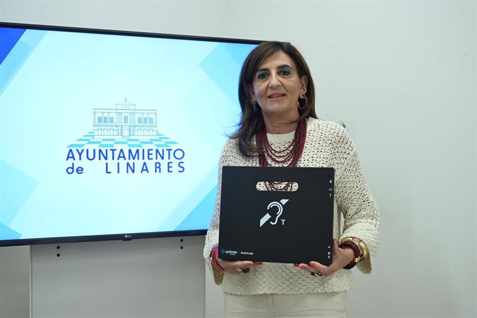 La concejala de Infancia, Familia y Discapacidad, Rosario Jódar, muestra uno de los bucles magnéticos.