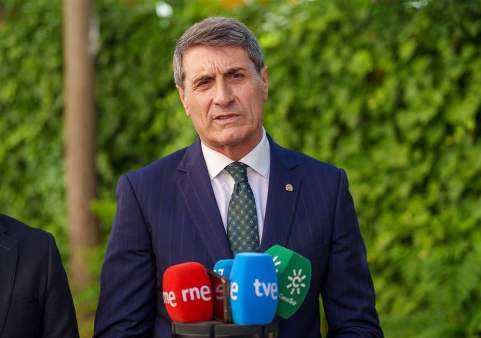 Archivo - El delegado del Gobierno en Andalucía, Pedro Fernández, en una atención a los medios de comunicación.