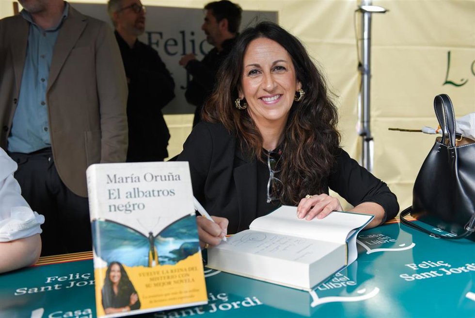 Archivo - La escritora María Oruña firma libros en la Diada de Sant Jordi de este 2025.