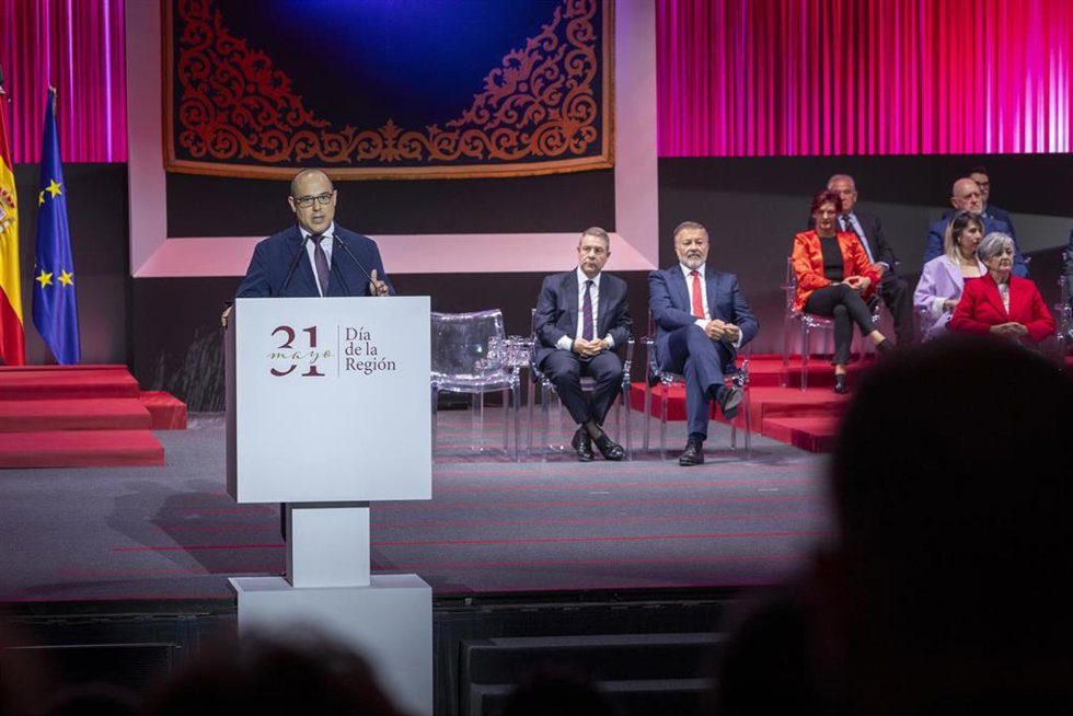 El presidente de las Cortes de Castilla-La Mancha, Pablo Bellido, interviene en el acto institucional del Día de Castilla-La Mancha que se celebra en el Teatro Auditorio ‘José Luis Perales’ de Cuenca.